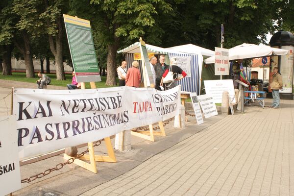Транспаранты и плакаты против судебного произвола на площади Дауканто в Вильнюсе Транспаранты и плакаты против судебного произвола на площади Дауканто в Вильнюсе - Sputnik Lietuva