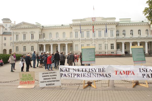Группа иностранных туристов на площади Дауканто у президентского дворца Группа иностранных туристов на площади Дауканто у президентского дворца - Sputnik Lietuva