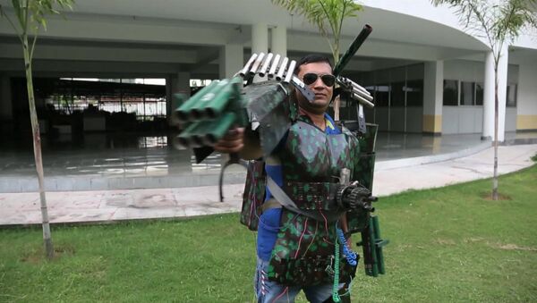 СПУТНИК_Индиец собрал костюм Железного человека с самодельными пушками из труб - Sputnik Lietuva