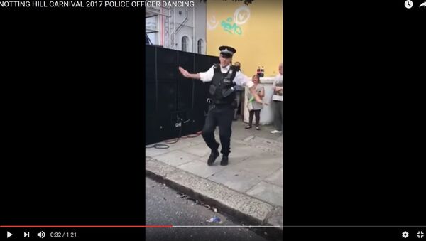 Технотанец полицейского собрал толпу зрителей на карнавале в Лондоне - Sputnik Литва