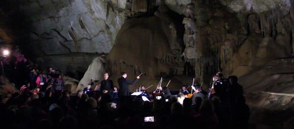 Классический концерт в Мраморной пещере в Крыму на глубине 40 метров под землей Классический концерт в Мраморной пещере в Крыму на глубине 40 метров под землей - Sputnik Литва