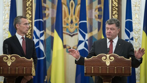 Президент Украины Петр Порошенко и генеральный секретарь НАТО Йенс Столтенберг во время пресс-конференции в Киеве - Sputnik Lietuva