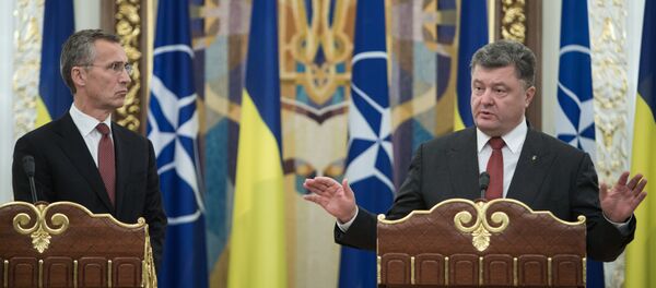 Президент Украины Петр Порошенко и генеральный секретарь НАТО Йенс Столтенберг во время пресс-конференции в Киеве Президент Украины Петр Порошенко и генеральный секретарь НАТО Йенс Столтенберг во время пресс-конференции в Киеве - Sputnik Lietuva