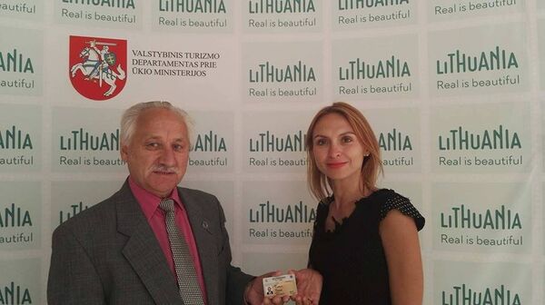 Laikina Turizmo departamento vadovė Indrė Trakimaitė-Šeškuvienė įteikia pažymėjimą antros kategorijos gidui Stanislavo Olševski Laikina Turizmo departamento vadovė Indrė Trakimaitė-Šeškuvienė įteikia pažymėjimą antros kategorijos gidui Stanislavo Olševski - Sputnik Lietuva
