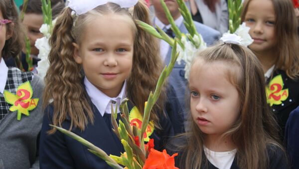 Второклассницы школы Карсавина на праздничной ленейке 1 сентября - Sputnik Lietuva