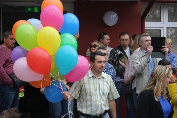Родители с шарами пришли поздравить школьников с началом учебного года - Sputnik Lietuva