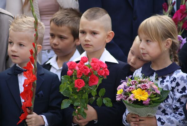 Первоклассники с букетами цветов - Sputnik Lietuva