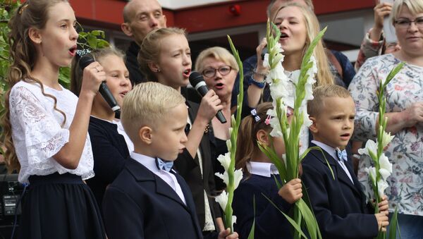 Старшеклассницы и первоклассники поют гимн школы - Sputnik Литва