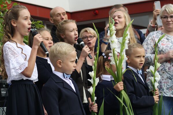 Старшеклассницы и первоклассники поют гимн школы - Sputnik Lietuva