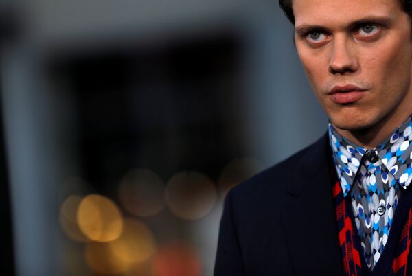 Билл Скарсгард исполнил роль адского клоуна Пеннивайза Билл Скарсгард исполнил роль адского клоуна Пеннивайза - Sputnik Литва