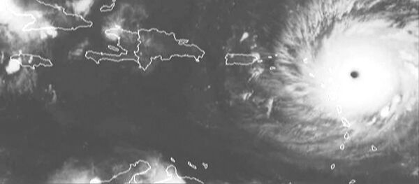 Самолет пролетел сквозь око урагана Ирма - Sputnik Литва