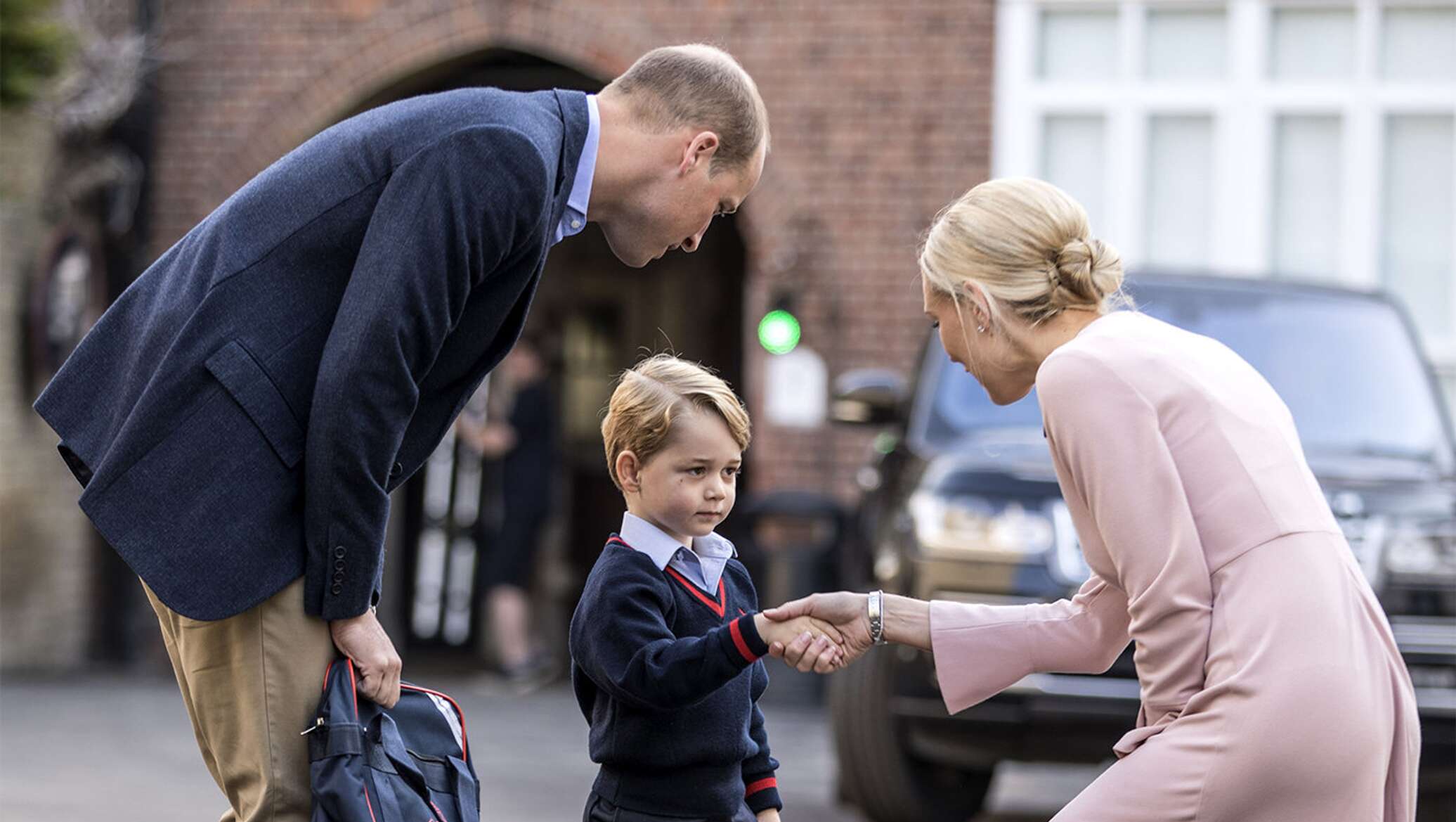 Младший приветствует старшего. Принц Джордж 2022. Принц Джордж идет в школу. Родители ведут ребенка в школу. Дети здороваются.