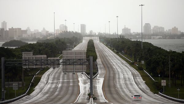 Пустое шоссе в Майами накануне прихода урагана Ирма - Sputnik Lietuva