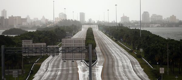 Пустое шоссе в Майами накануне прихода урагана Ирма - Sputnik Литва