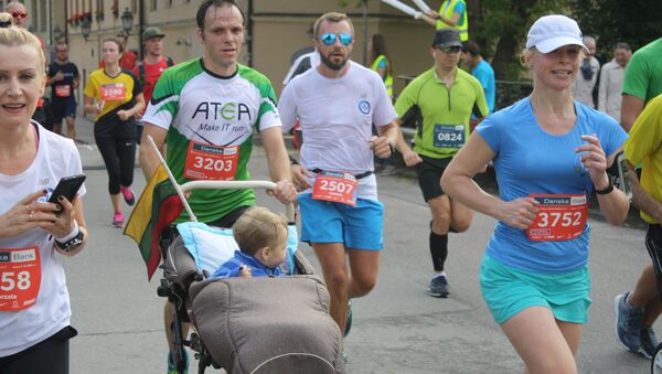 Участники марафона с детскими колясками - Sputnik Литва
