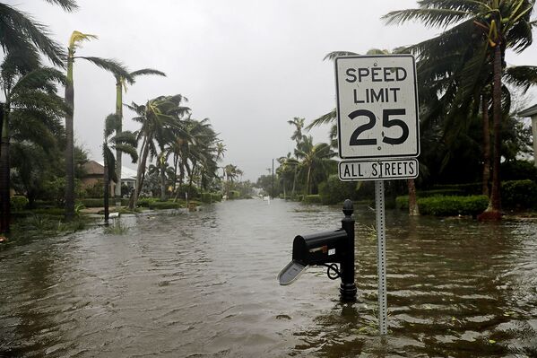 Затопленные улицы города Неаполь (штат Флорида) после прохождения урагана Ирма. - Sputnik Литва