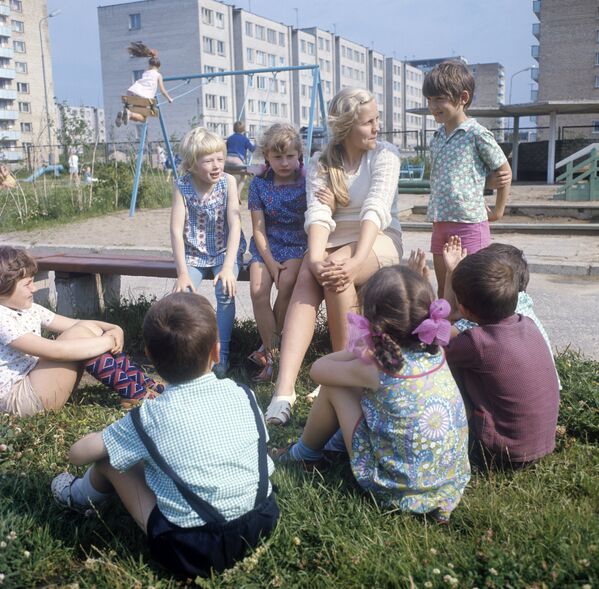 Ребята из детского сада № 8 на прогулке - Sputnik Lietuva