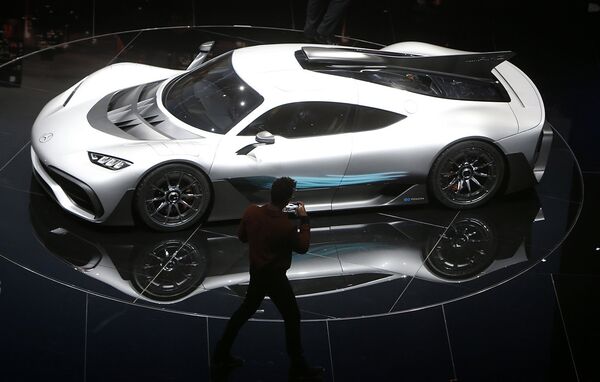 Гонщик Формулы 1 Льюис Хэмилтон на презентации автомобиля Мерседес-AMG от немецкого автоконцерна Мерседес-Бенц. Франкфурт, Германия.  - Sputnik Литва