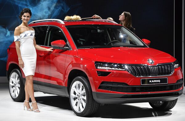  Модель позирует рядом с Шкода Karoq во время презентации немецкого автоконцерна Volkswagen. Франкфурт, Германия.  - Sputnik Литва