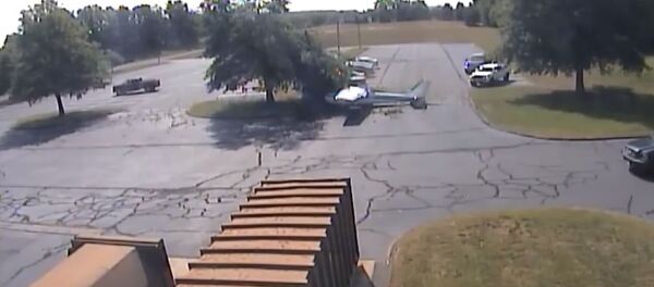 Легкомоторный самолет врезался в дерево в США, видео - Sputnik Lietuva