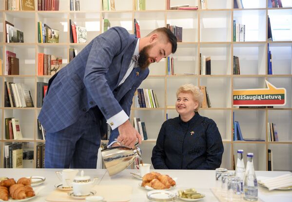 Новый посол кампании За безопасную Литву Йонас Валанчюнас на встрече с президентом Литвы Далей Грибаускайте - Sputnik Lietuva