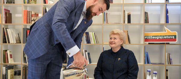 Новый посол кампании За безопасную Литву Йонас Валанчюнас на встрече с президентом Литвы Далей Грибаускайте Новый посол кампании За безопасную Литву Йонас Валанчюнас на встрече с президентом Литвы Далей Грибаускайте - Sputnik Lietuva