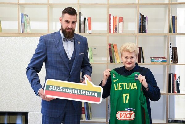 Lietuvos Respublikos Prezidentė Dalia Grybauskaitė susitiko su krepšininku Jonu Valančiūnu Lietuvos Respublikos Prezidentė Dalia Grybauskaitė susitiko su krepšininku Jonu Valančiūnu - Sputnik Lietuva