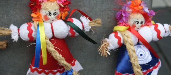 Тряпичные куклы в национальных украинских костюмах Тряпичные куклы в национальных украинских костюмах - Sputnik Lietuva