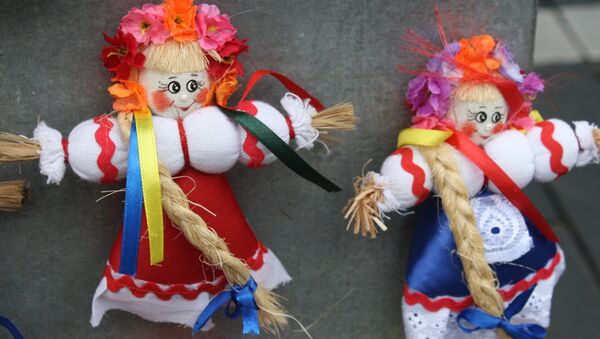 Тряпичные куклы в национальных украинских костюмах - Sputnik Lietuva