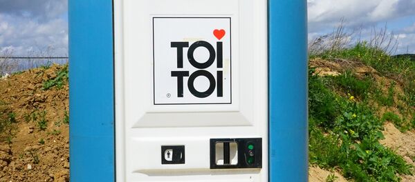 Туалетная кабина Toi Toi на пляже Туалетная кабина Toi Toi на пляже - Sputnik Lietuva