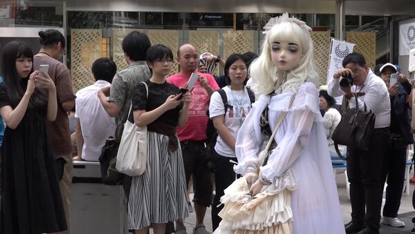 Живая кукла Лулу Хашимото гуляла по улицам Токио - Sputnik Литва
