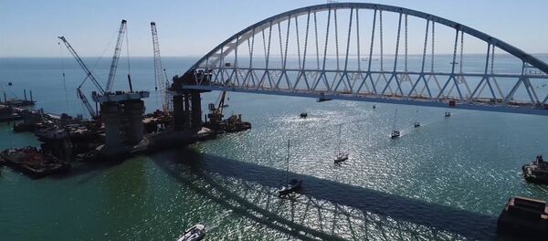 СПУТНИК_Парусная регата под аркой Крымского моста СПУТНИК_Парусная регата под аркой Крымского моста - Sputnik Lietuva