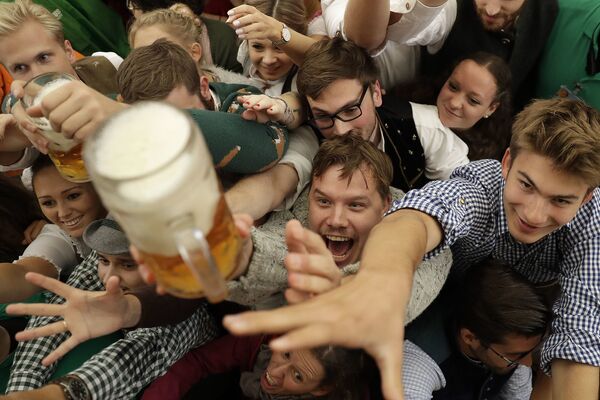 Молодежь борется за пиво во время открытия 184-го пивного фестиваля «Октоберфест» в Мюнхене, Германия. - Sputnik Литва