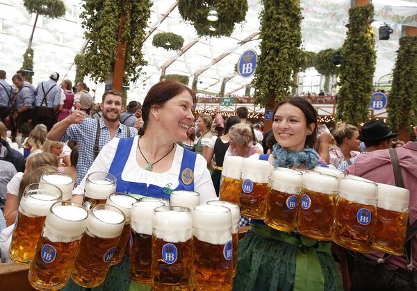 Официантки несут кружки пива в день открытия 184-го Октоберфеста в Мюнхене, Германия. - Sputnik Литва