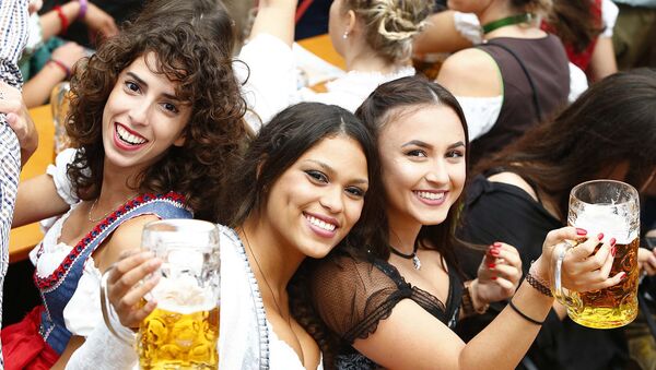 Девушки пьют пиво в день открытия 184-го Октоберфеста в Мюнхене, Германия. - Sputnik Литва