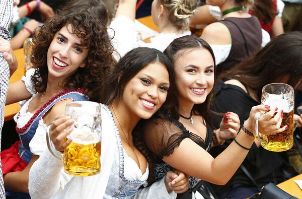 Девушки пьют пиво в день открытия 184-го Октоберфеста в Мюнхене, Германия. - Sputnik Литва