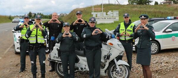 Полицейские Литвы участвуют в акции День без гибели на дорогах Полицейские Литвы участвуют в акции День без гибели на дорогах - Sputnik Литва