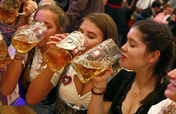 Девушки пьют пиво в день открытия 184-го Октоберфеста в Мюнхене, Германия. - Sputnik Lietuva