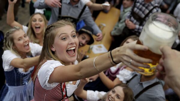 Молодая женщина борется за пиво во время открытия 184-го фестиваля пива Октоберфест в Мюнхене, Германия. - Sputnik Lietuva