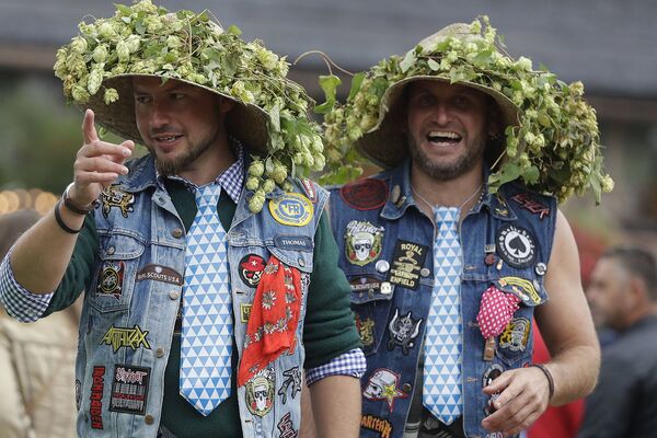Посетители в карнавальной одежде на открытии 184-го фестиваля пива Октоберфест в Мюнхене, Германия. - Sputnik Lietuva
