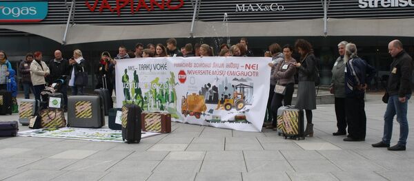 Жители пригородов Вильнюса пикетируют на площади Европы Жители пригородов Вильнюса пикетируют на площади Европы - Sputnik Lietuva