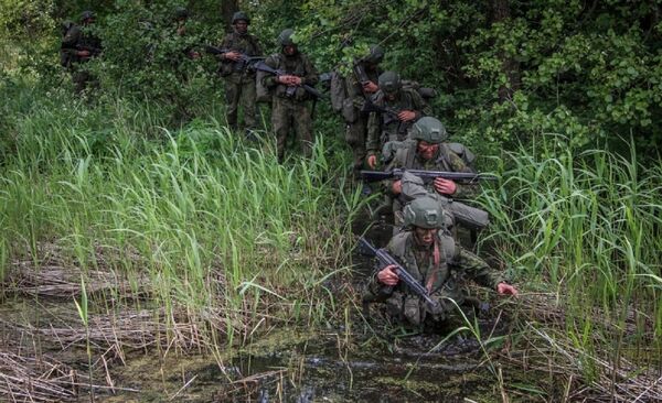 Военные учения для военнослужащих добровольческих сил охраны края Военные учения для военнослужащих добровольческих сил охраны края - Sputnik Литва