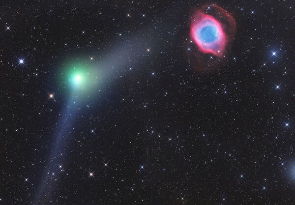 Снимок Encounter of Comet and Planetary Nebula фотографа Gerald Rhemann, победивший в номинации Роботизированный телескоп конкурса Insight Astronomy Photographer of the Year 2017 - Sputnik Литва