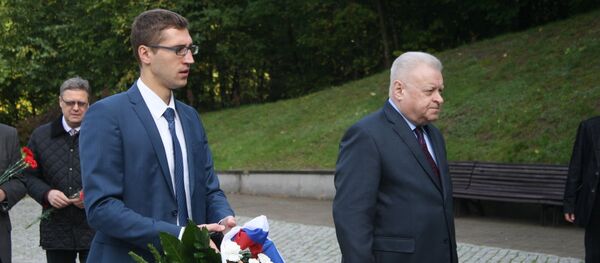 Чрезвычайный и полномочный посол РФ в Литве Александр Удальцов (справа) возлагает венок на могилу Бразаускаса - Sputnik Lietuva