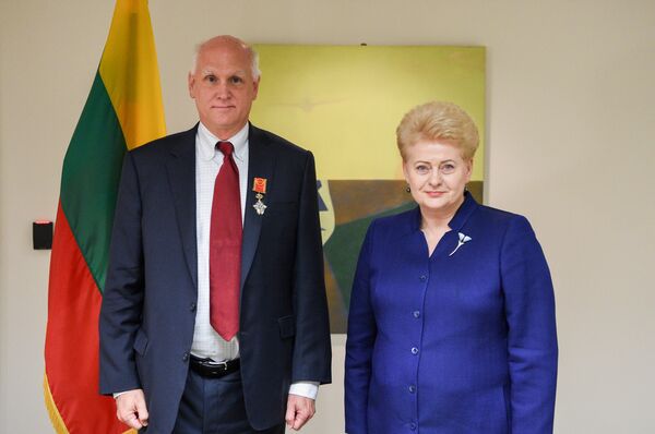 Бывший заместитель помощника министра обороны США по вопросам Европы и политике НАТО Джеймс Джой Таунсенд и президент Литвы Даля Грибаускайте - Sputnik Литва