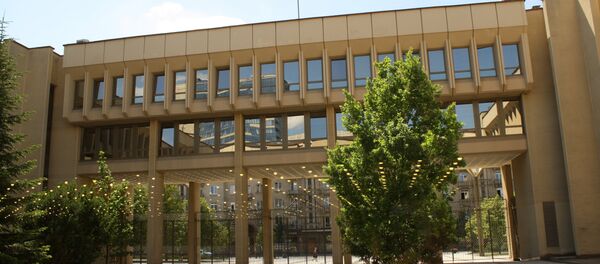 Сейм Литвы, дворик перед главным входом Сейм Литвы, дворик перед главным входом - Sputnik Литва