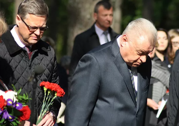 Чрезвычайный и полномочный посол России в Литве Александр Удальцов (справа) почтил память жертв Холокоста Чрезвычайный и полномочный посол России в Литве Александр Удальцов (справа) почтил память жертв Холокоста - Sputnik Lietuva