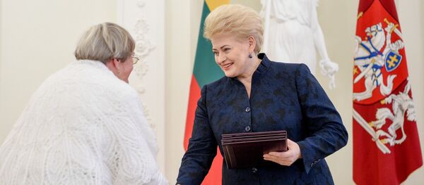 Президент Литвы награждает спасителей евреев Президент Литвы награждает спасителей евреев - Sputnik Литва