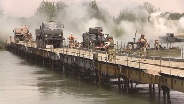 Российские военные возвели мост через Евфрат для перевозки техники - Sputnik Lietuva