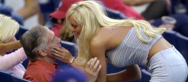 Хью Хефнер разговаривает с девушкой из Плейбой, во время бейсбольного матча на Доджер стадион, 2001, Лос-Анджелес, Калифорния, США. - Sputnik Литва